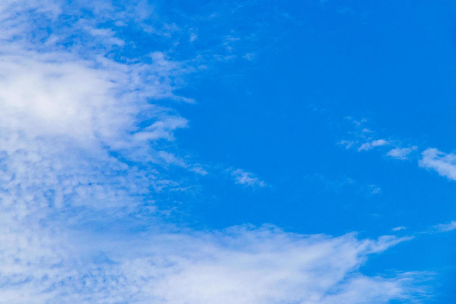 blauwe lucht met chemische wolken chemische lucht chemtrails zonnige dag. foto