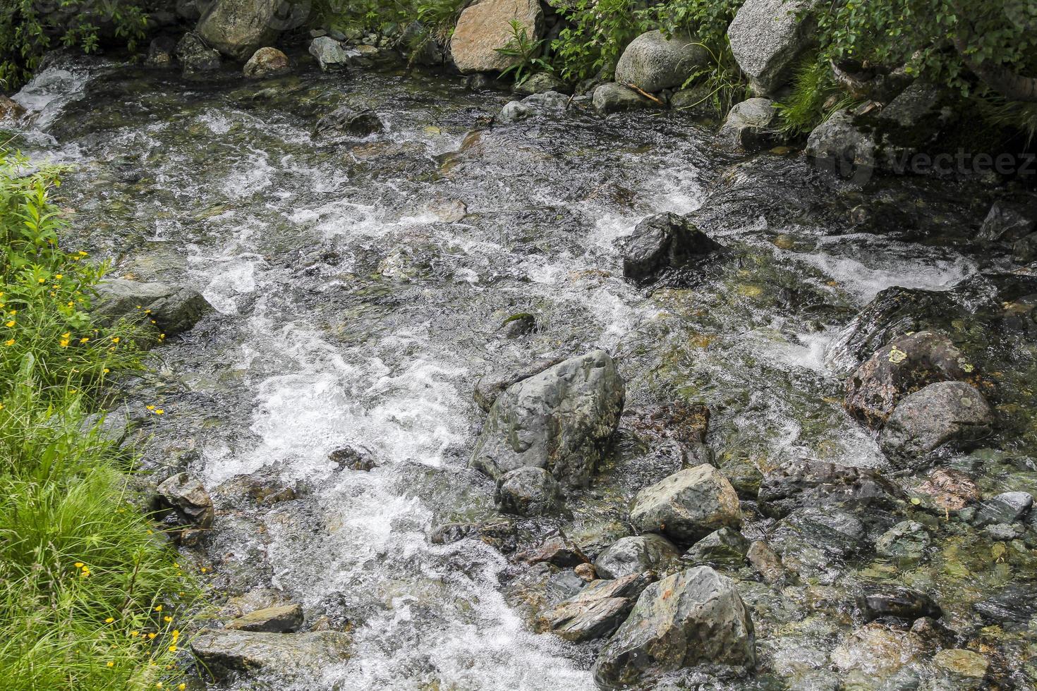 stromend riviermeer hemsila in hemsedal, viken, buskerud, noorwegen. foto