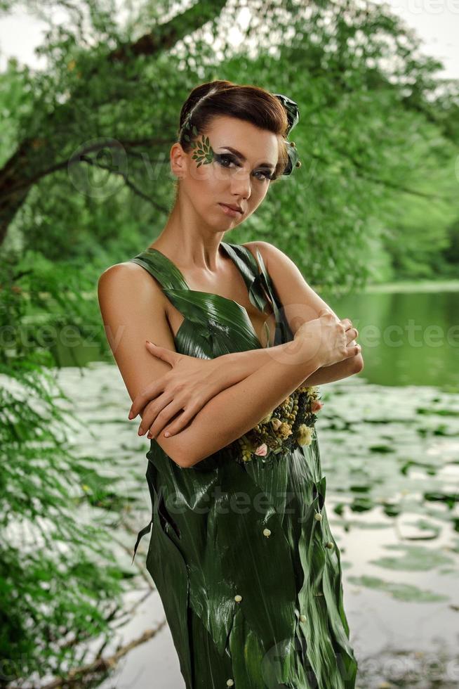 meisje in een jurk van groene palmbladeren foto