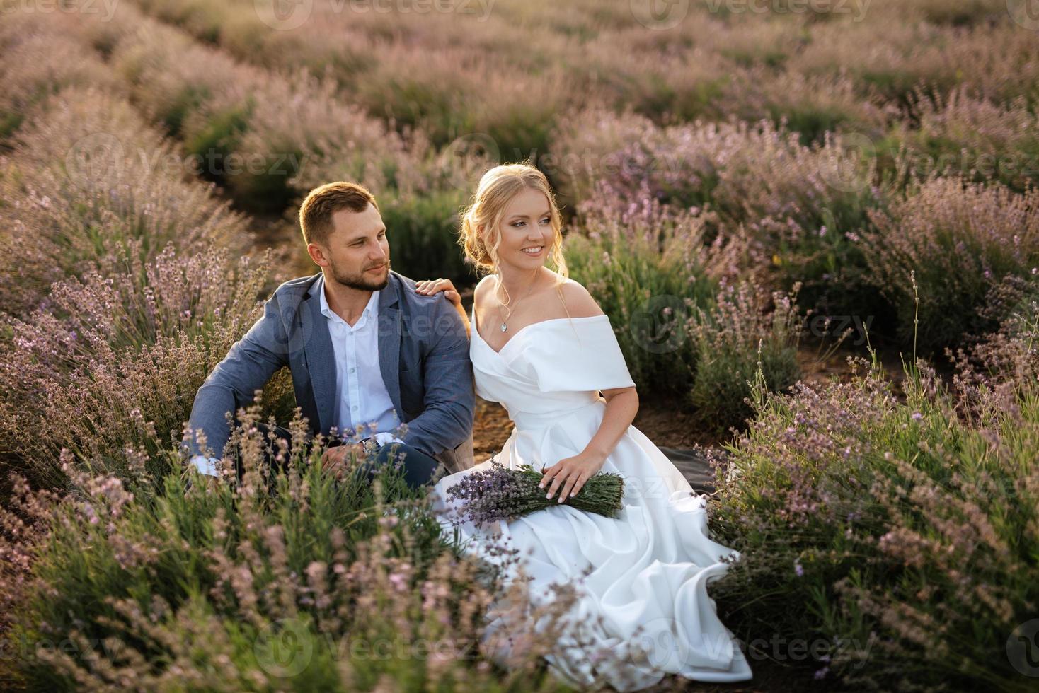 bruid en bruidegom op in het lavendelveld foto