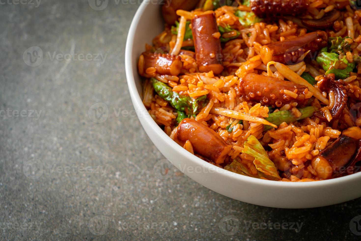 roergebakken inktvis of octopus met Koreaanse pittige saus rijstkom foto