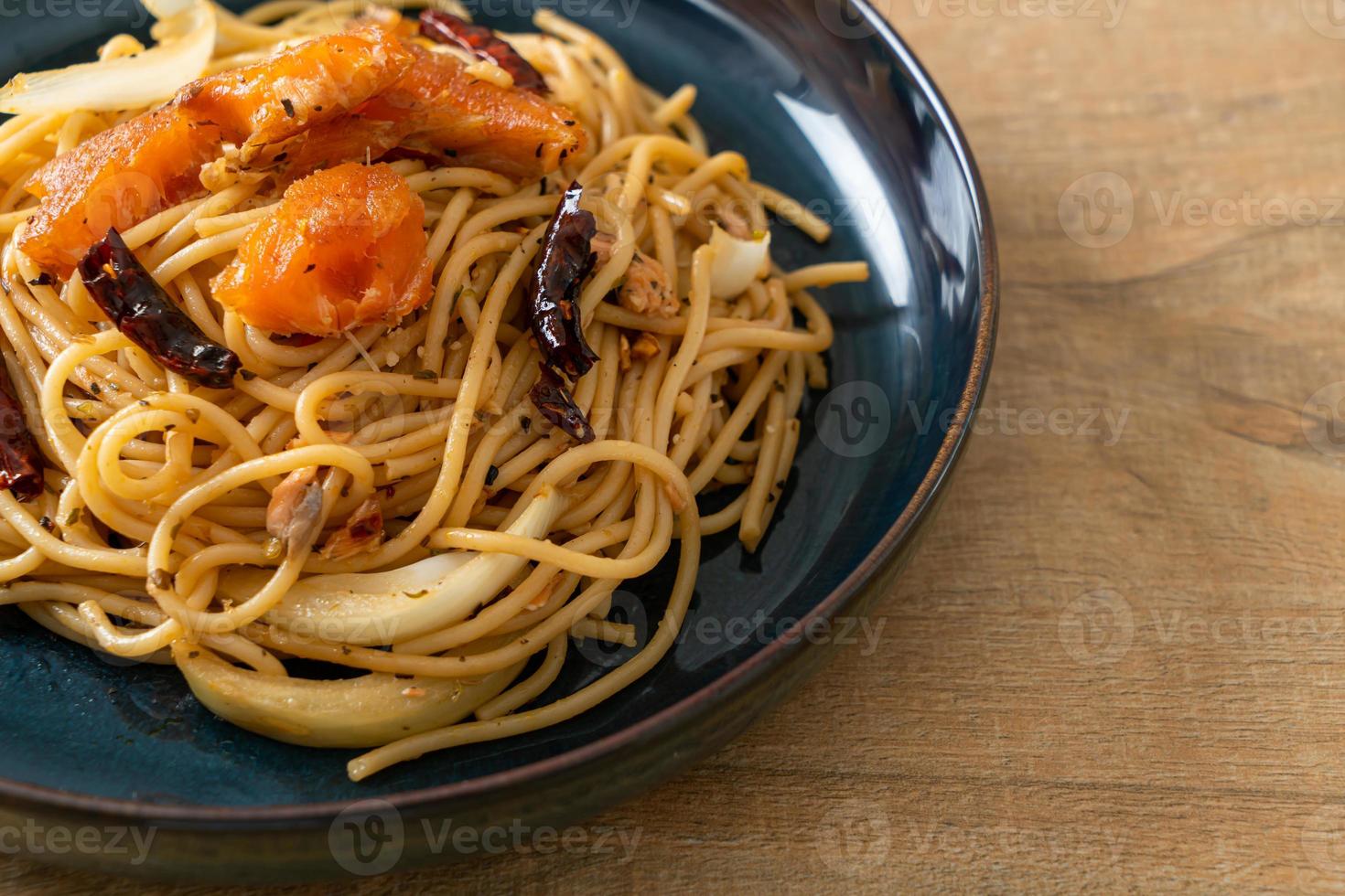 roergebakken spaghetti met zalm en gedroogde chili foto