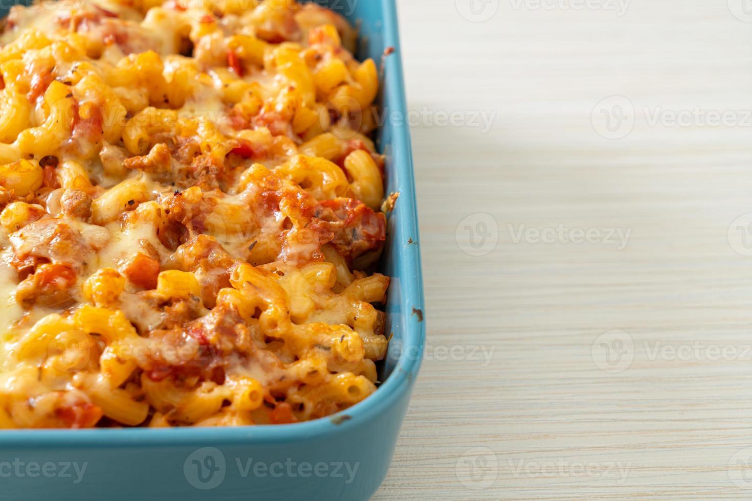 huisgemaakte macaroni bolognese met kaas foto