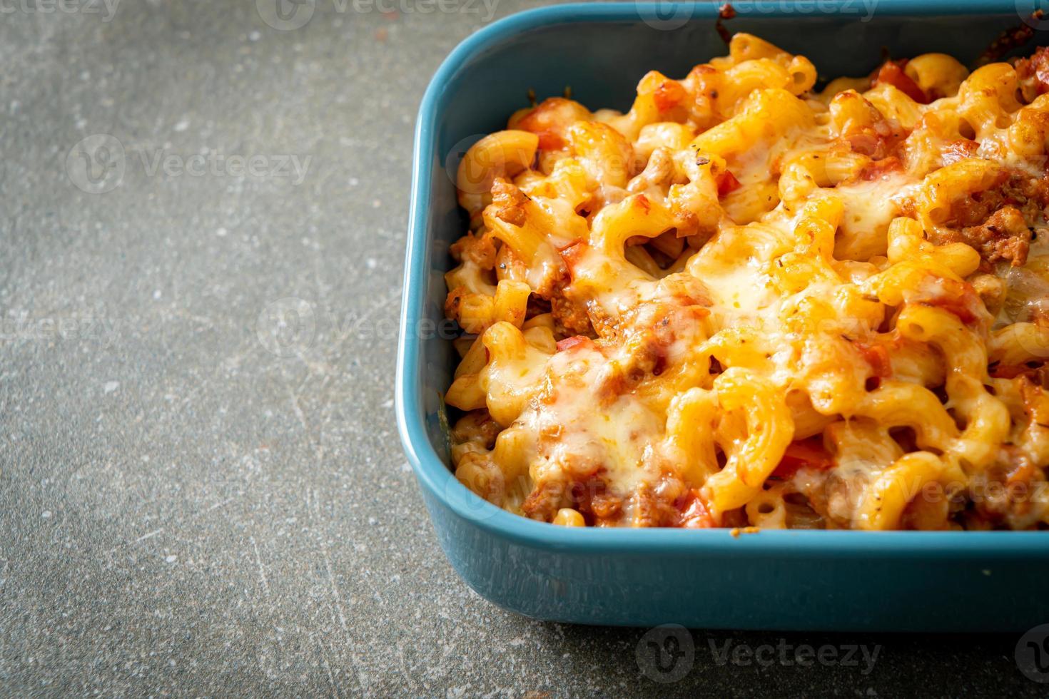 huisgemaakte macaroni bolognese met kaas foto