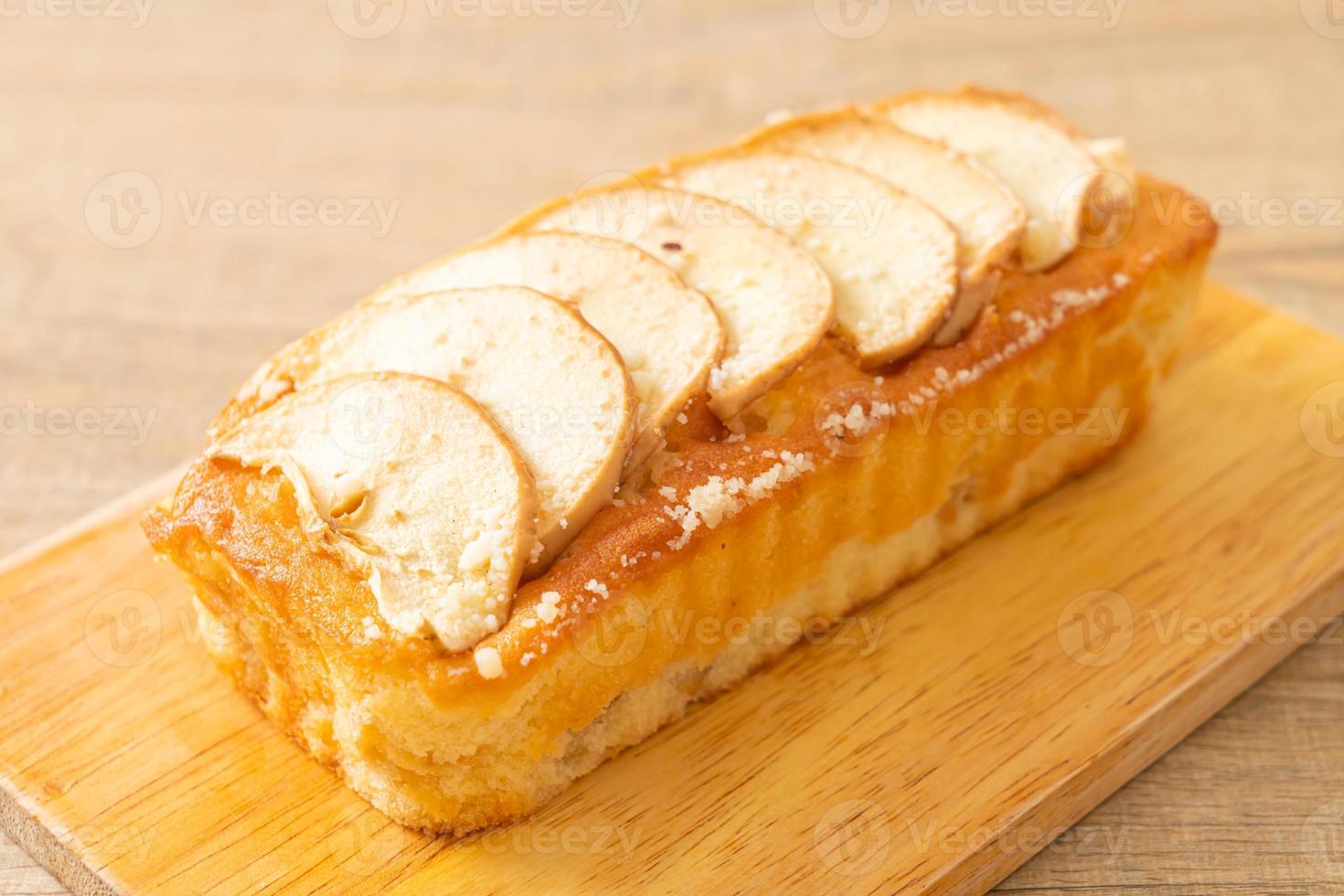 Appelbrood verkruimeld op een houten bord foto