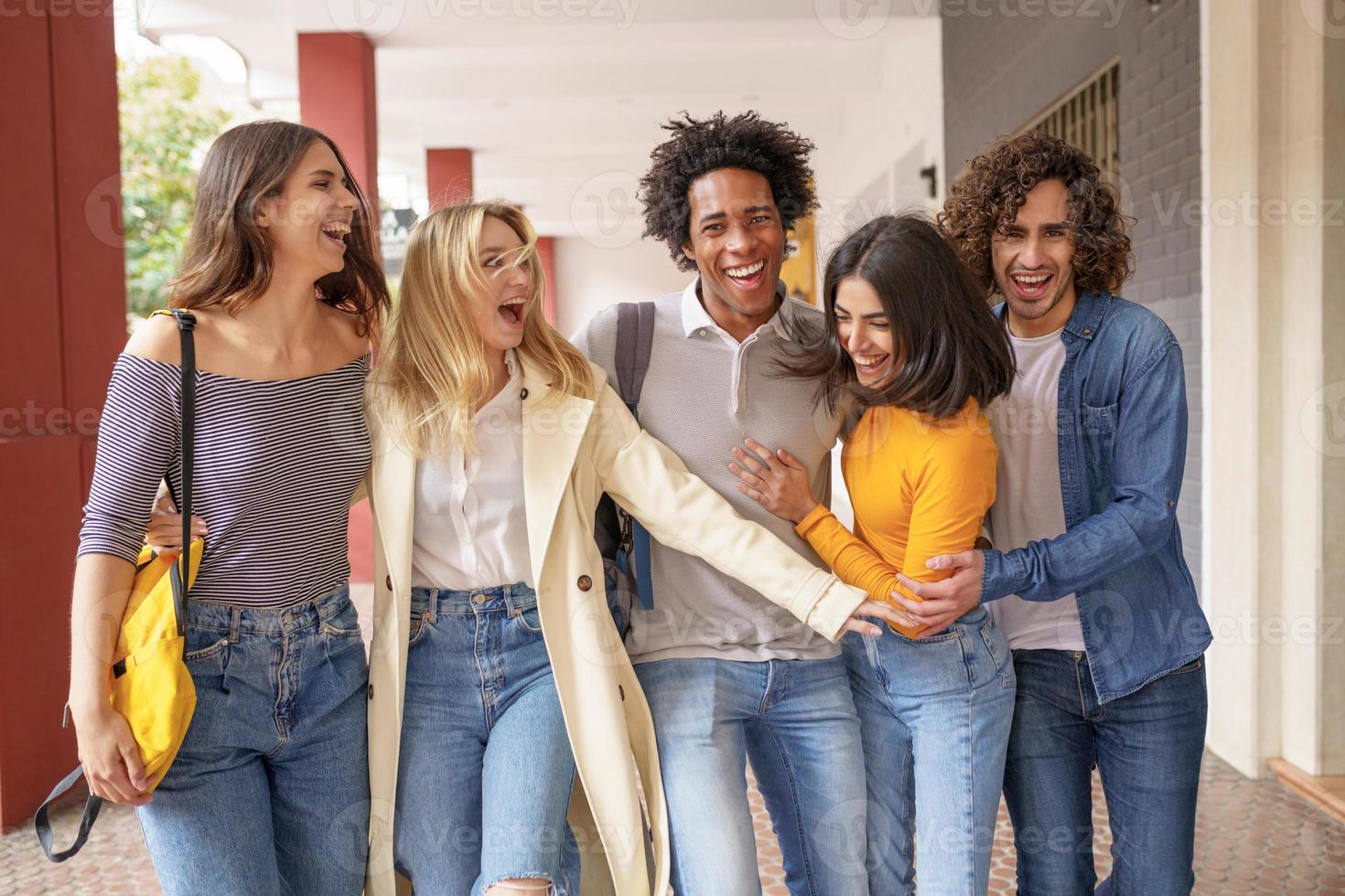 multi-etnische groep vrienden die samen op straat lopen. foto