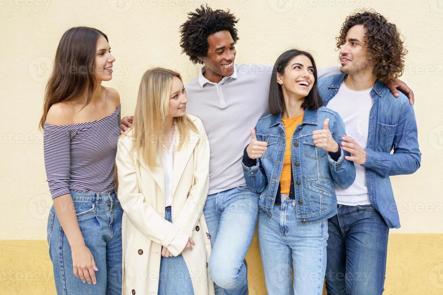 multi-etnische groep vrienden poseren terwijl ze plezier hebben en samen lachen foto