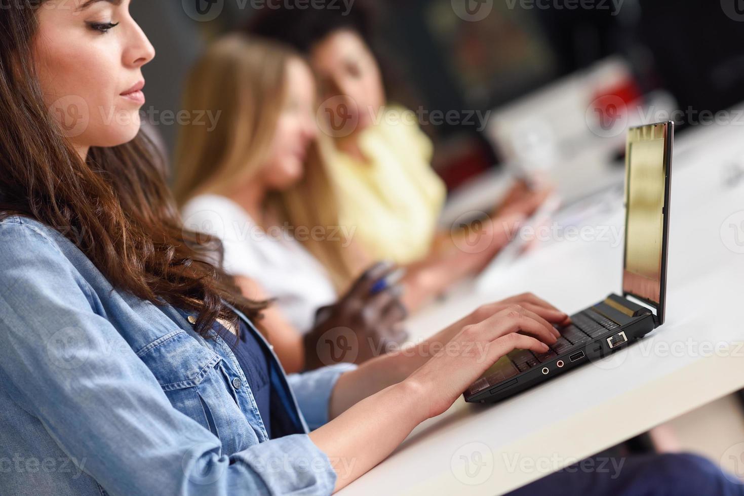 jonge vrouw studeren met laptopcomputer op wit bureau. foto