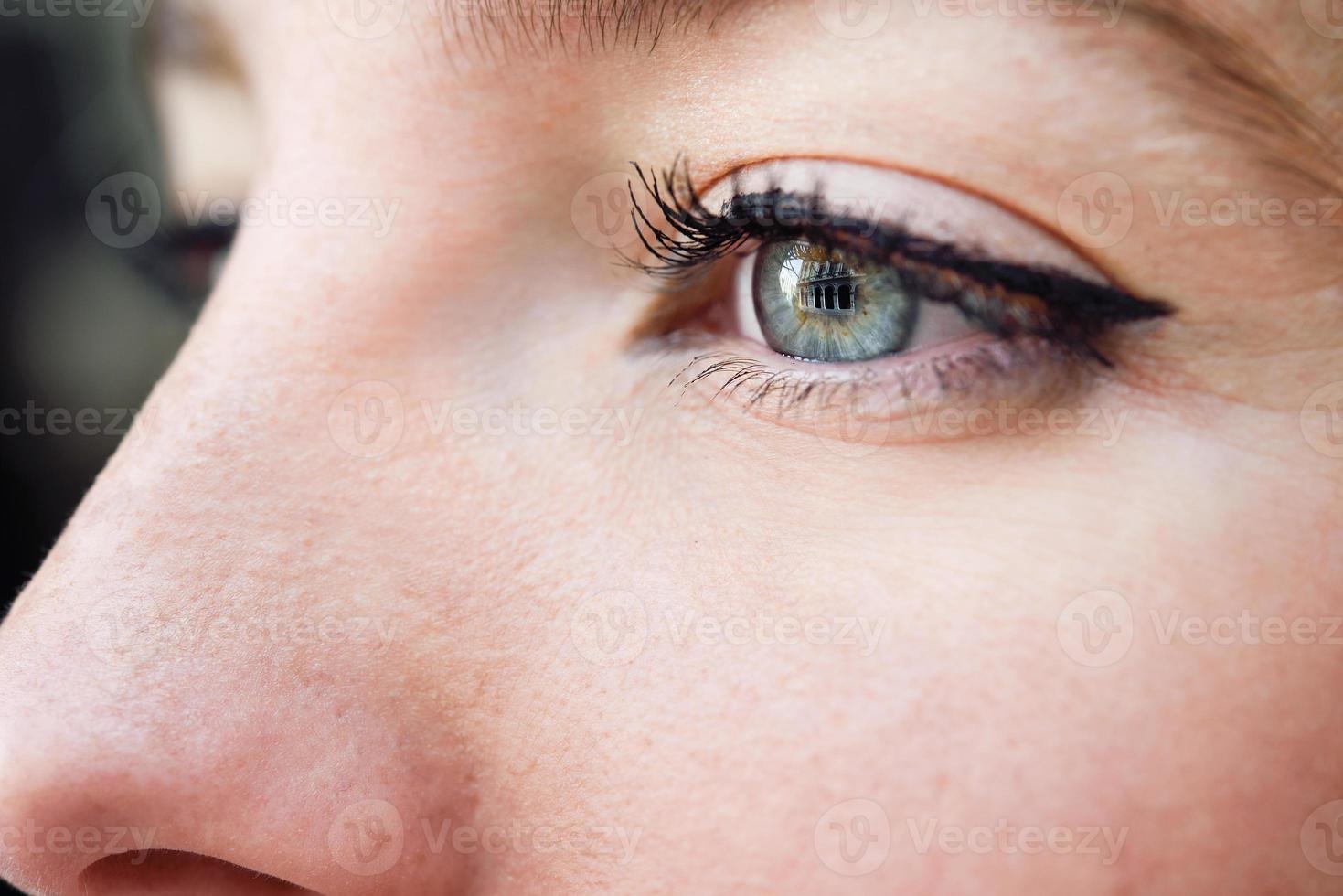 close-up shot van blauw oog van jonge vrouw foto
