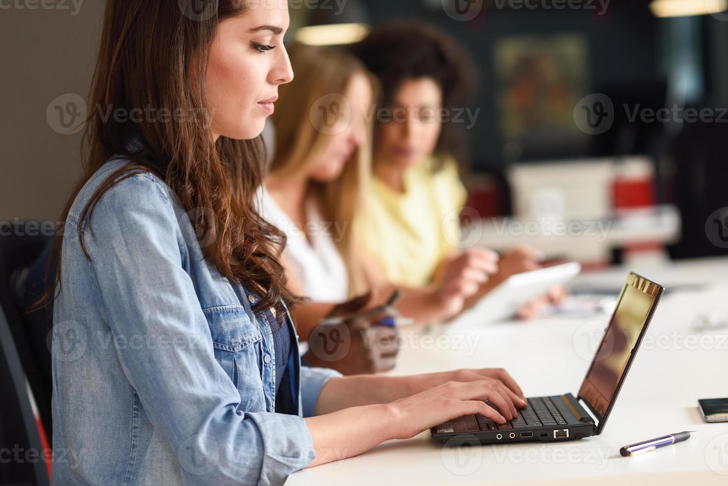 jonge vrouw studeren met laptopcomputer op wit bureau. foto