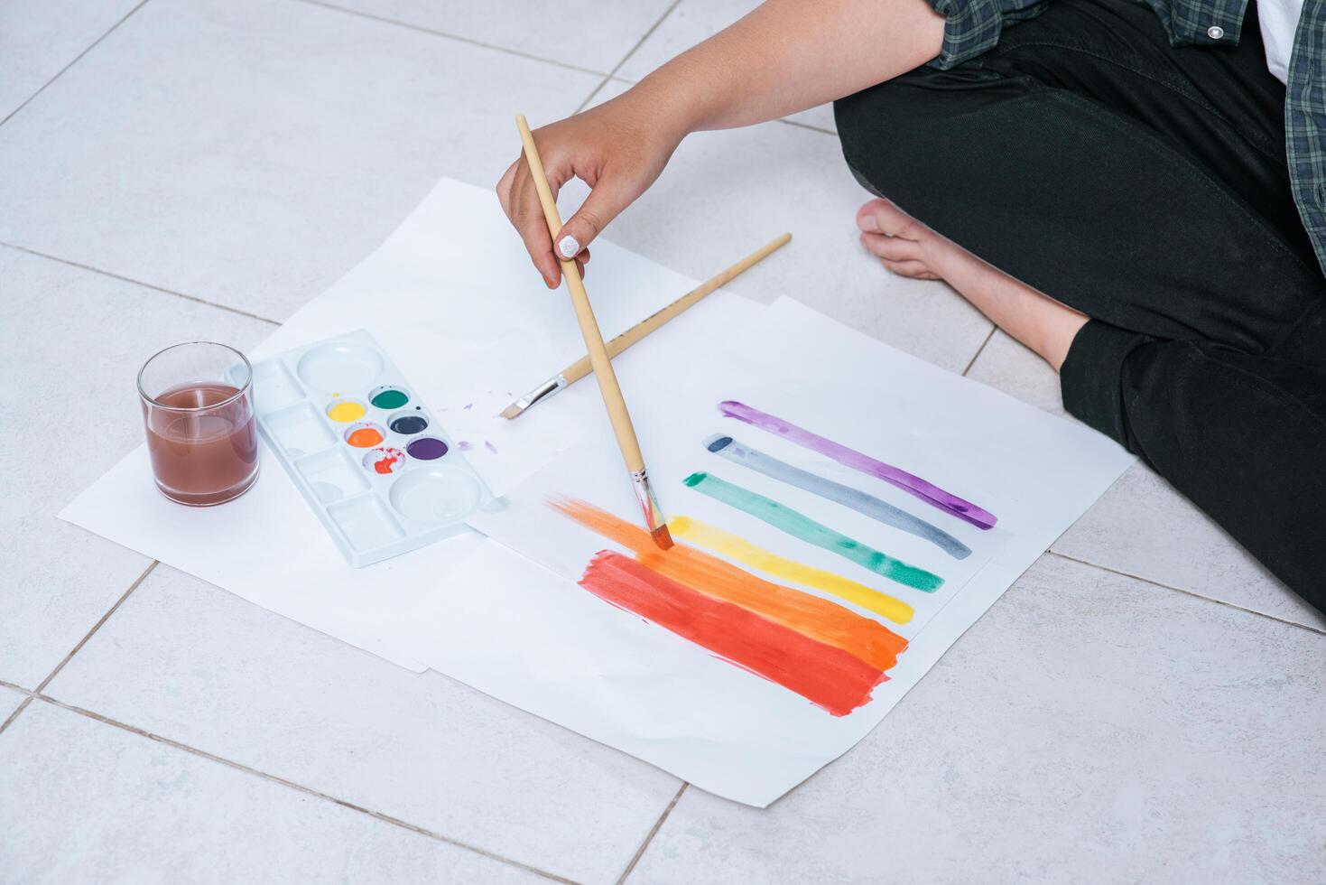 vrouwen tekenen en schilderen water op papier. foto