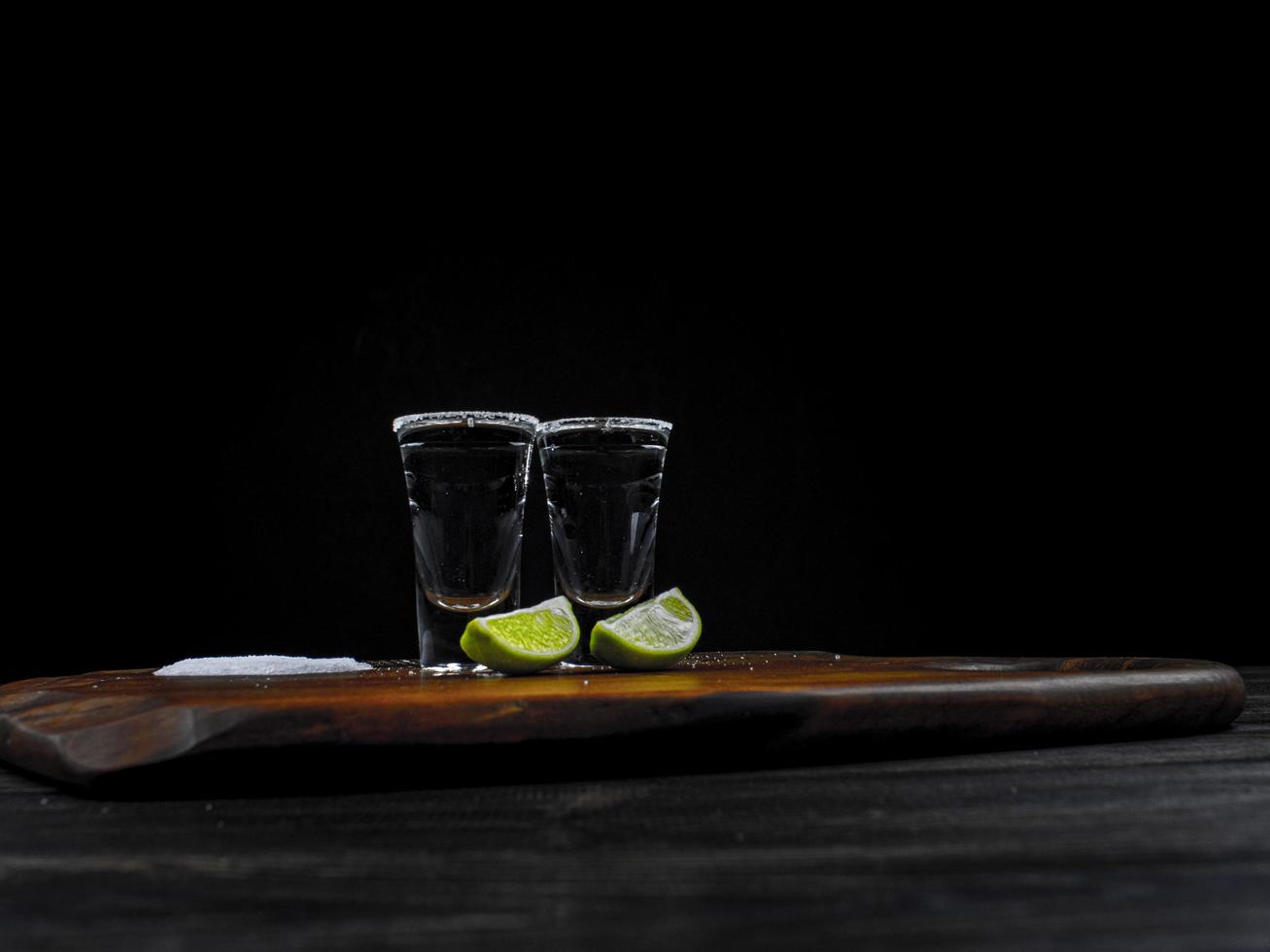 tequila zilveren shots met verse limoen foto