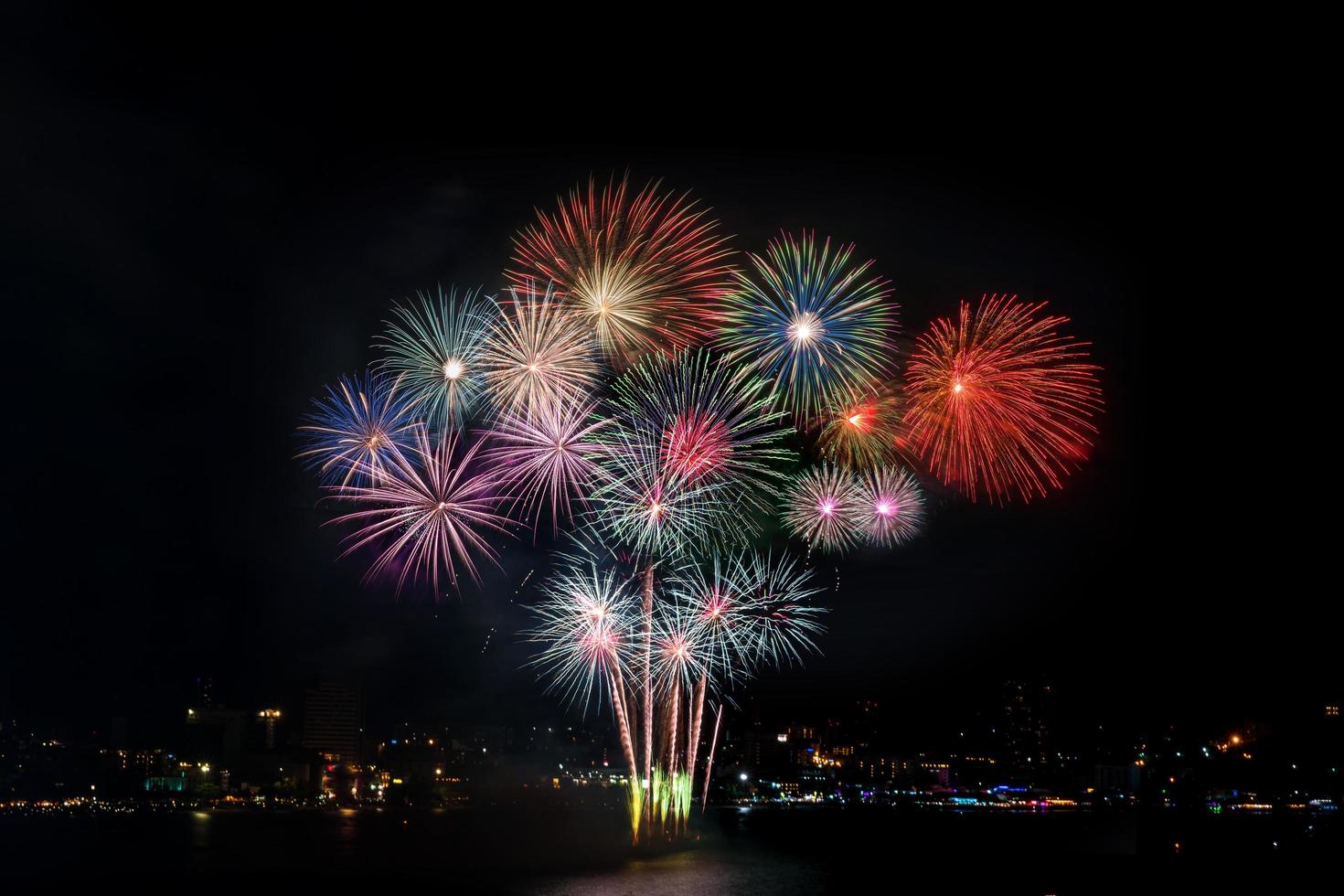 kleurrijk vuurwerk van verschillende kleuren 's nachts met feest- en jubileumconcept foto