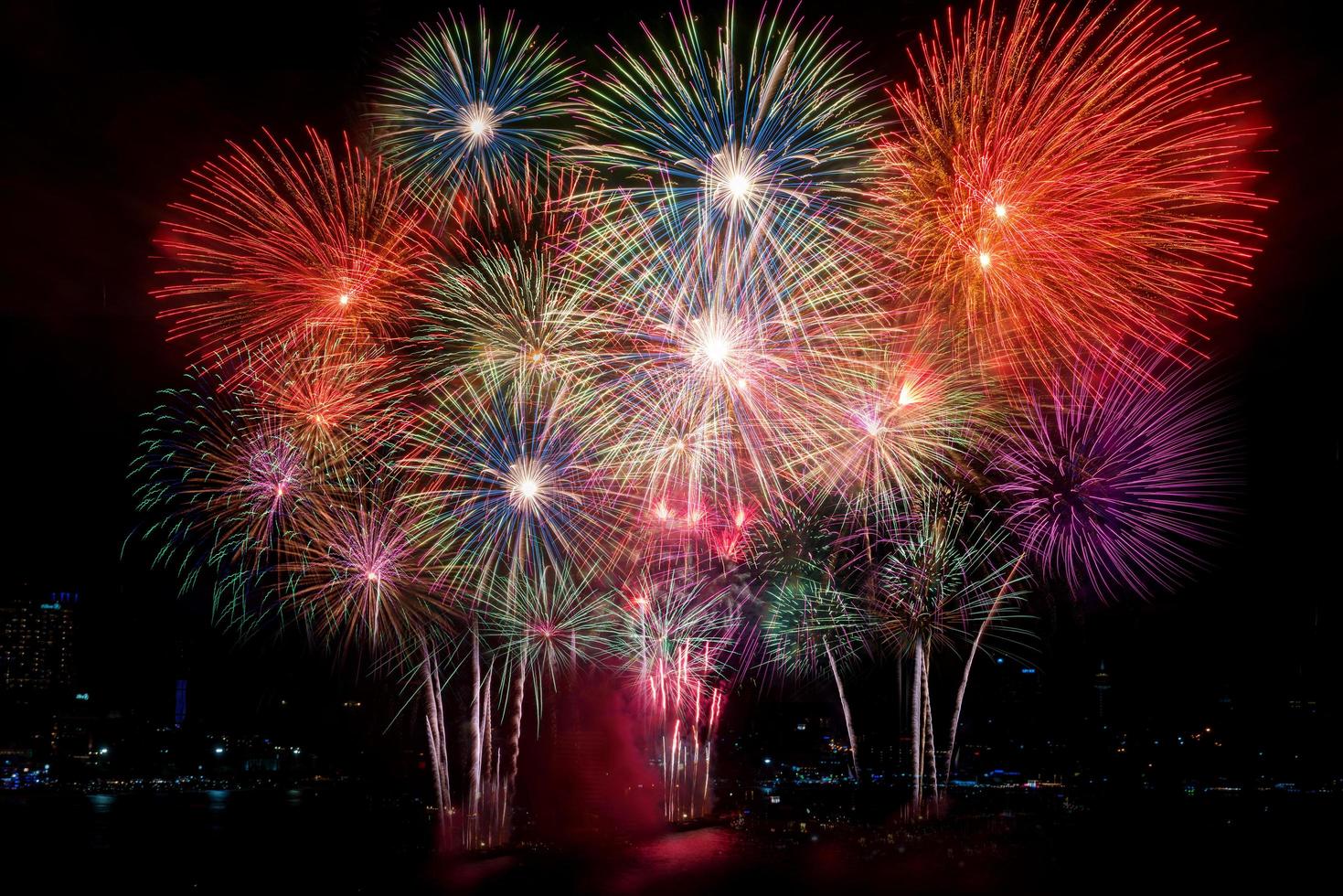 kleurrijk vuurwerk van verschillende kleuren 's nachts met feest- en jubileumconcept foto