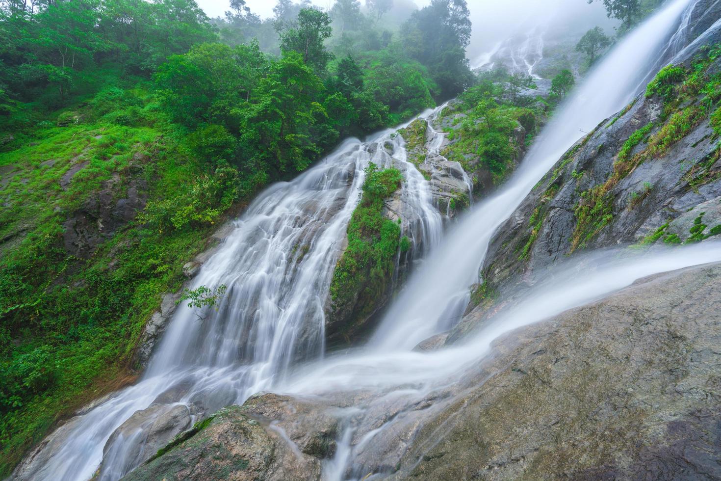 pi tu gro waterval wordt vaak de hartvormige watervallen umphang, thailand genoemd foto
