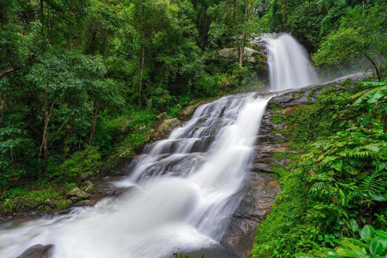 huay saai leung waterval is een prachtige watervallen in het regenwoud jungle thailand foto