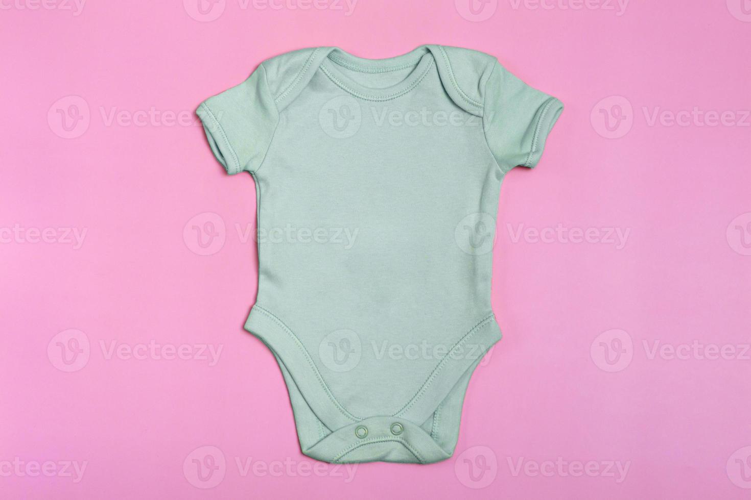 berken leeg baby Romper sjabloon, mock up close-up op roze achtergrond. baby bodysuit, jumpsuit voor pasgeborenen. uitzicht van boven foto