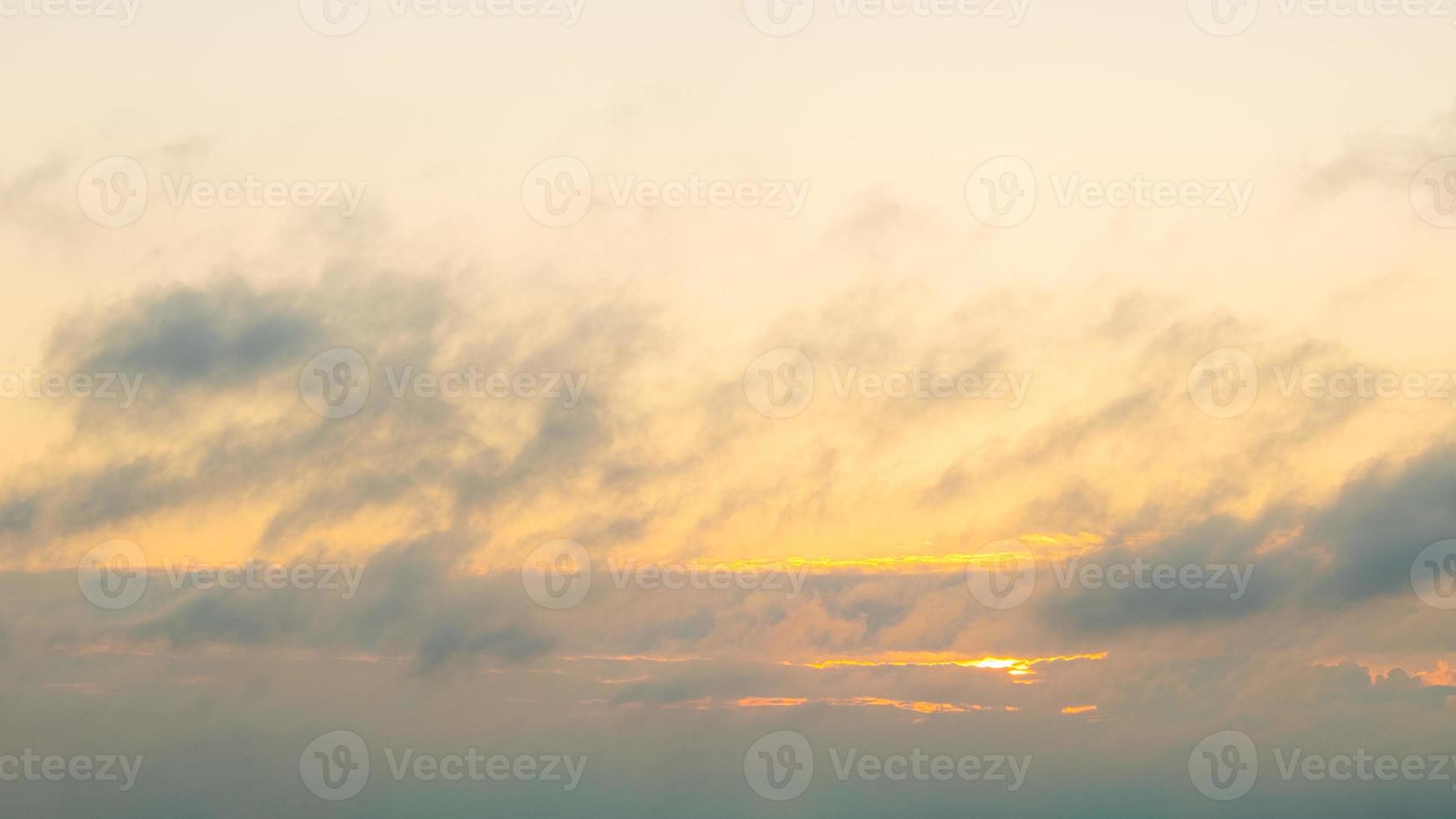 de zon breekt door de ochtend bewolkte hemel foto