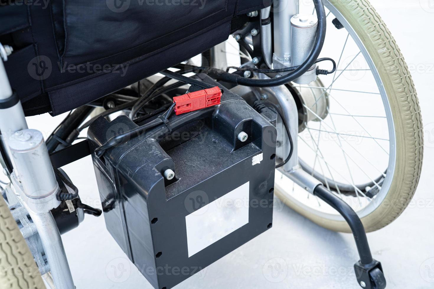 Aziatisch Gang Moeras batterij van elektrische rolstoel voor patiënten of mensen met een  handicap. 4849235 stockfoto bij Vecteezy