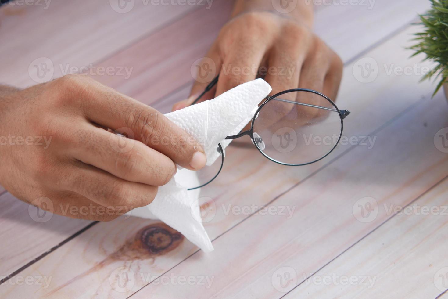 close up van man hand schoonmaken lenzenvloeistof foto