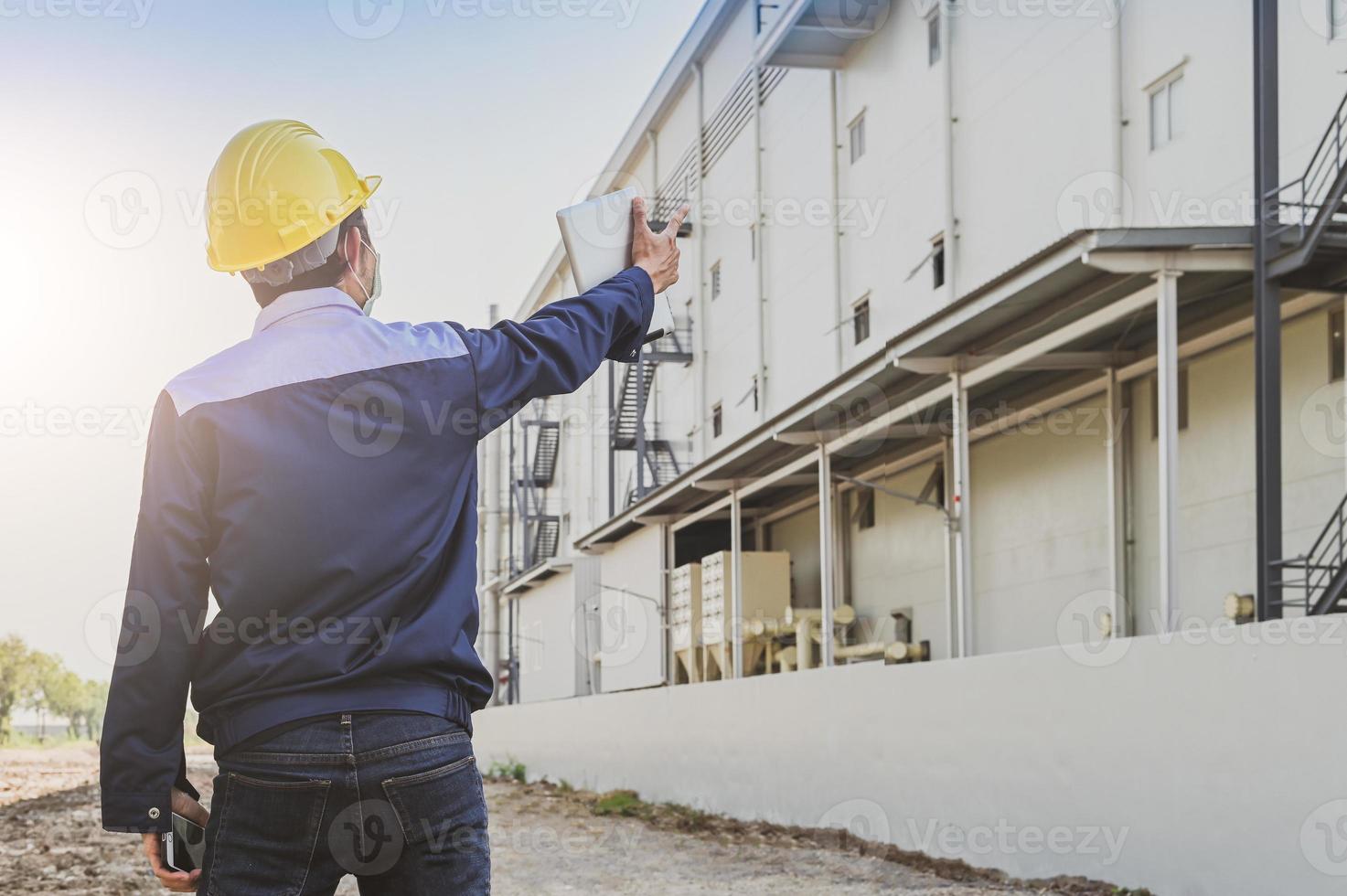 ingenieur staande fabrieksfabriek achtergrond, technicus werkplaats productie onderhoudsfaciliteit foto