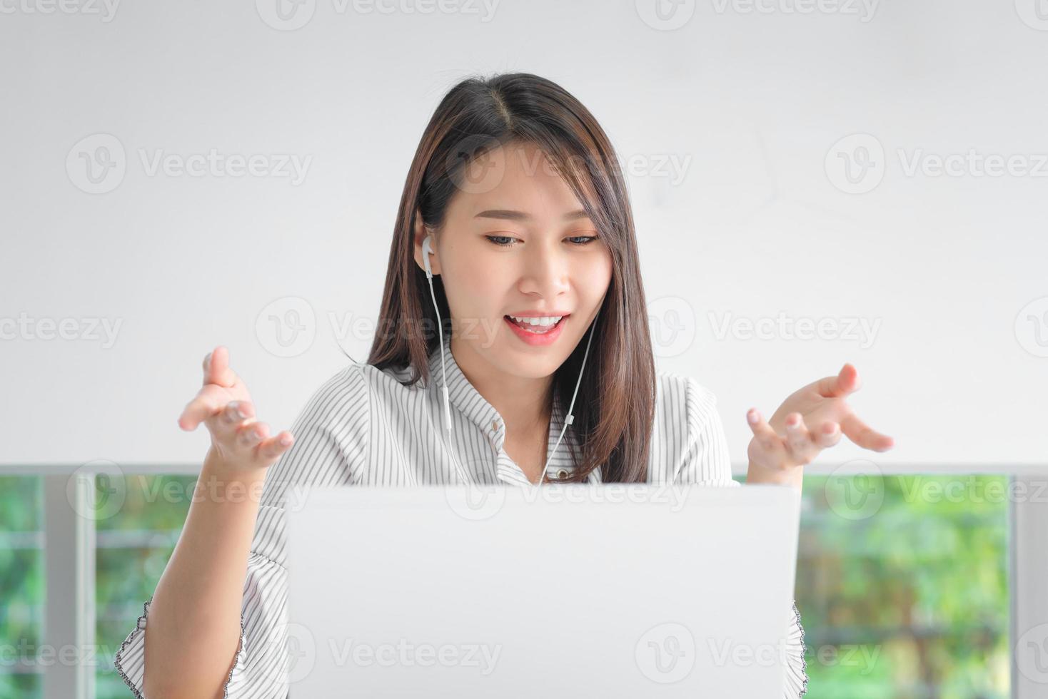 zakelijke werknemer die laptop gebruikt voor videoconferenties met collega's via internettechnologie op kantoor aan huis. foto