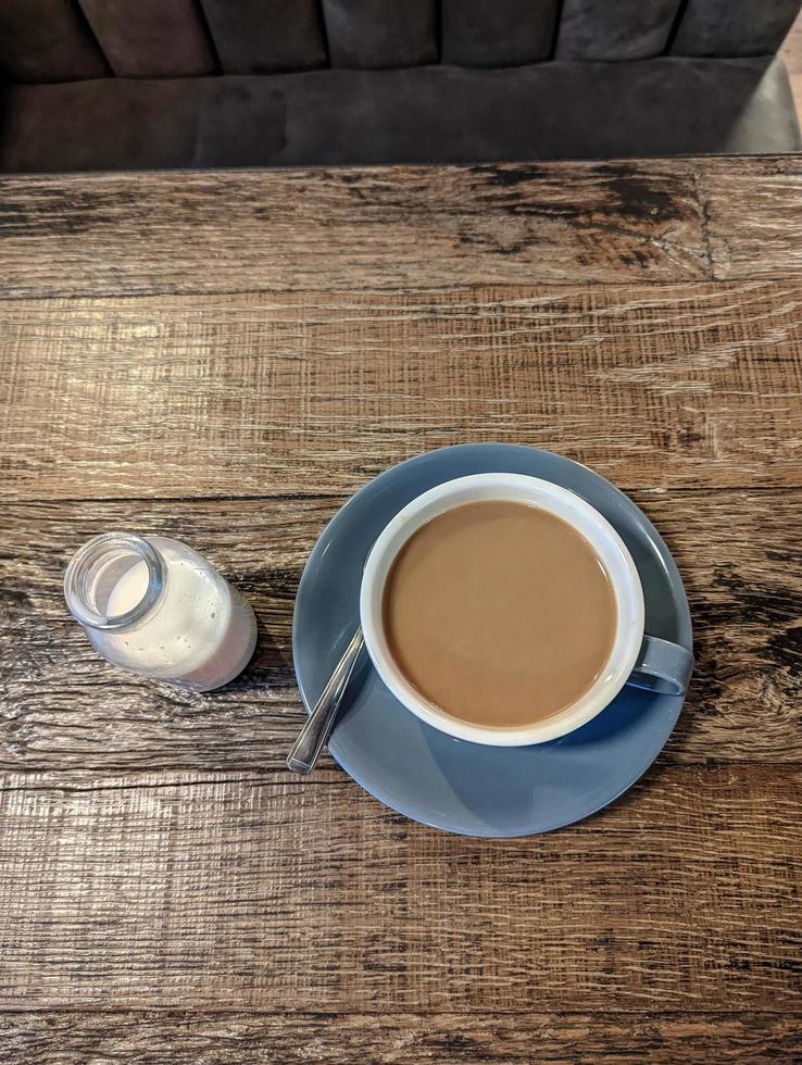 melkfles en kopje koffie foto