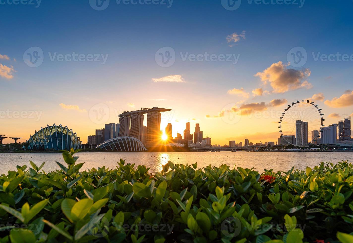 stedelijke binnenstad zakelijke gebouwen gebied bij zonsondergang in singapore.singapore is een wereldberoemde toeristische stad. foto