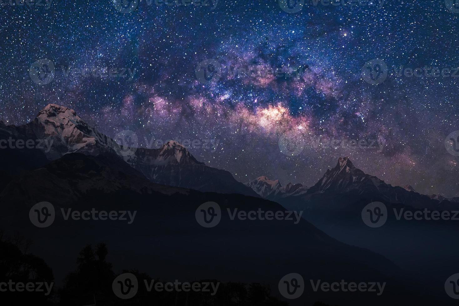 natuurlandschapsmening van Himalaya-gebergte met universumruimte van Melkwegstelsel en sterren aan de nachtelijke hemel foto