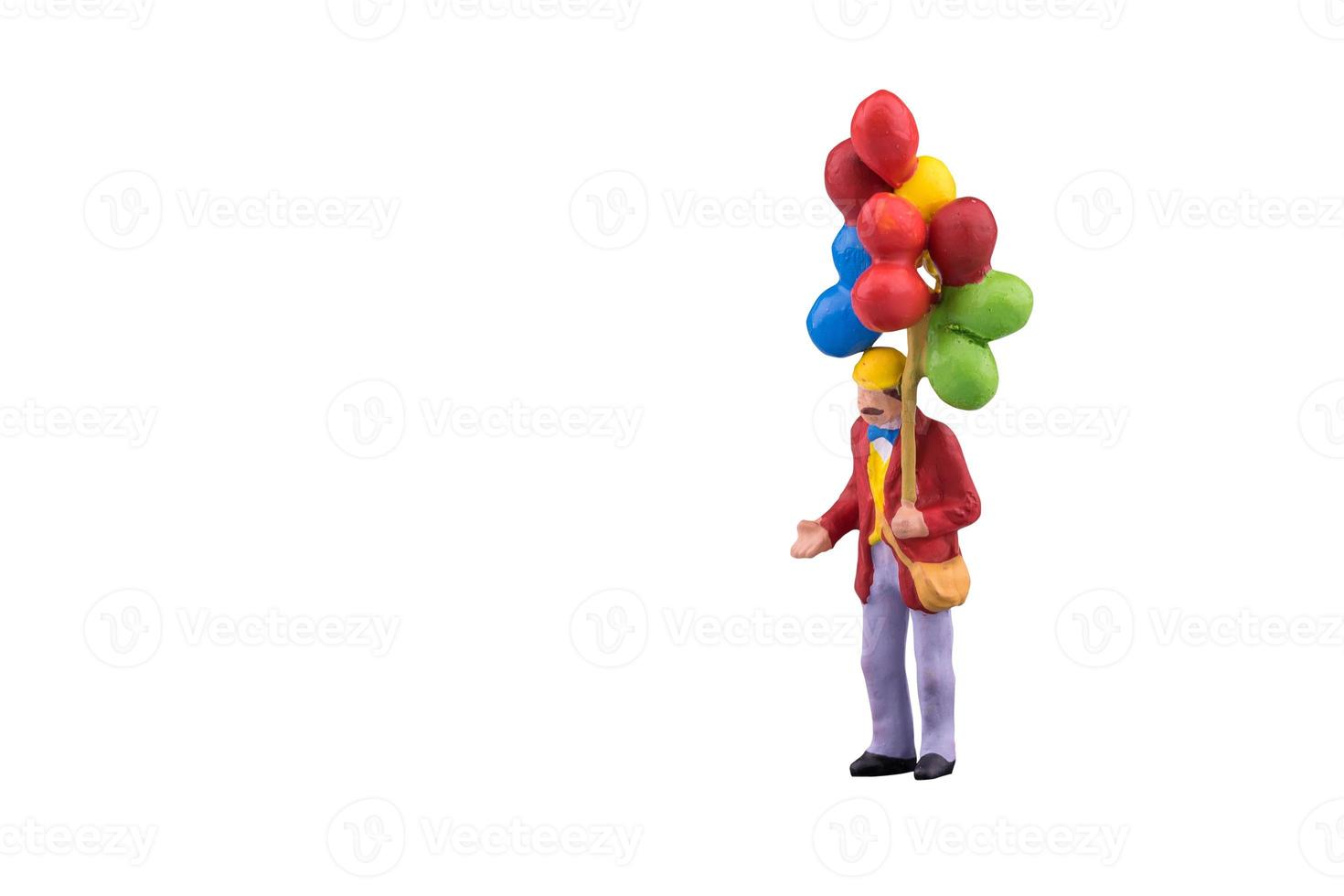 close-up van miniatuur mensen met zwevende ballon geïsoleerd met uitknippad op witte achtergrond. elegant ontwerp met kopieerruimte voor het plaatsen van uw tekst en mock-up. foto