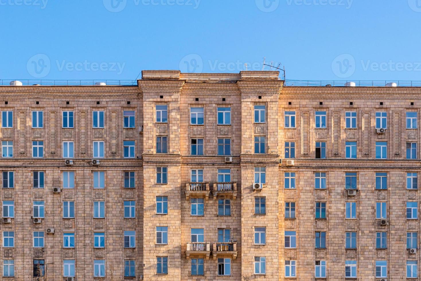 prachtige buitenarchitectuur met heldere hemel van het oude klassieke gebouw in Europa foto