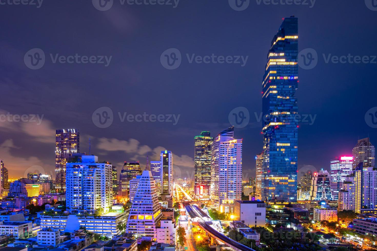 stadsgezicht van het zakencentrum in het centrum van bangkok tijdens de spits, thailand foto