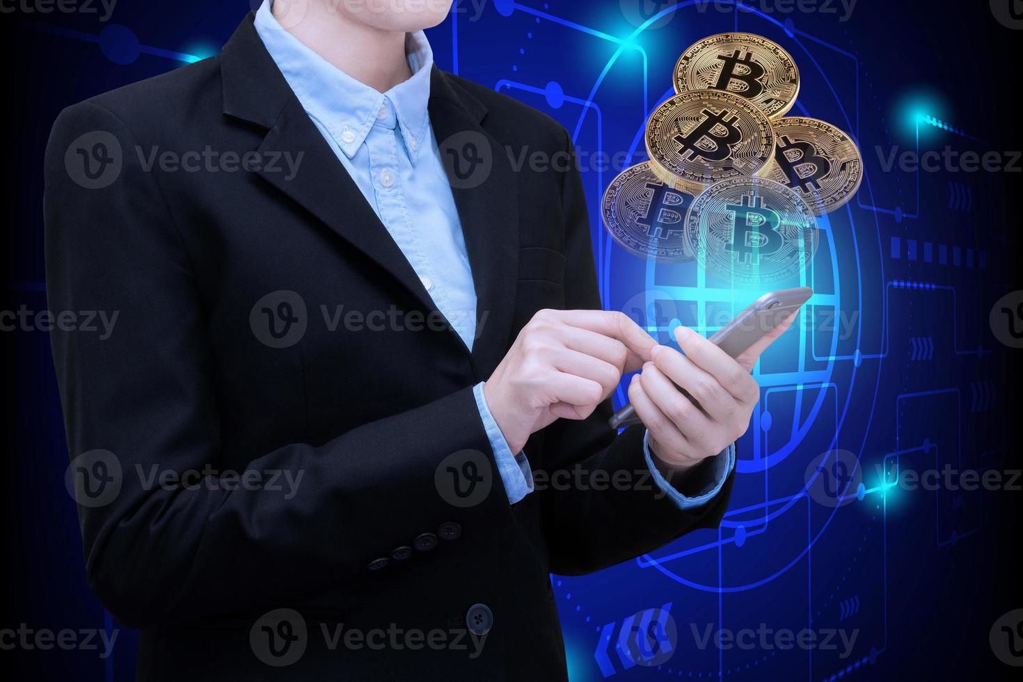 zakenvrouw gebruiken smartphonetechnologie investeren in bitcoin.conceptual design voor technologie van cryptocurrency en geld investeren. foto