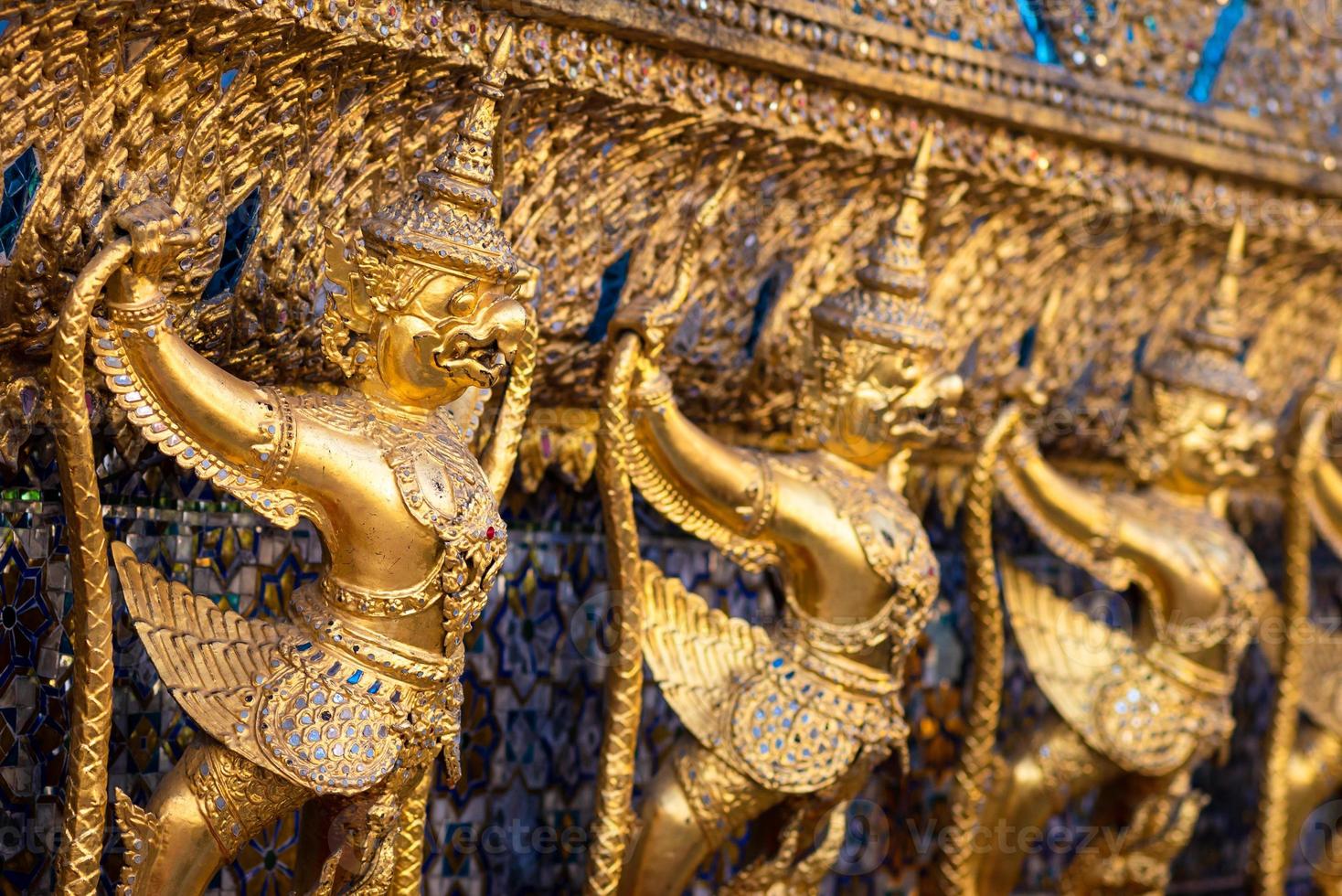 tempel van de smaragdgroene boeddha of wat phra kaew-tempel in bangkok, thailand foto