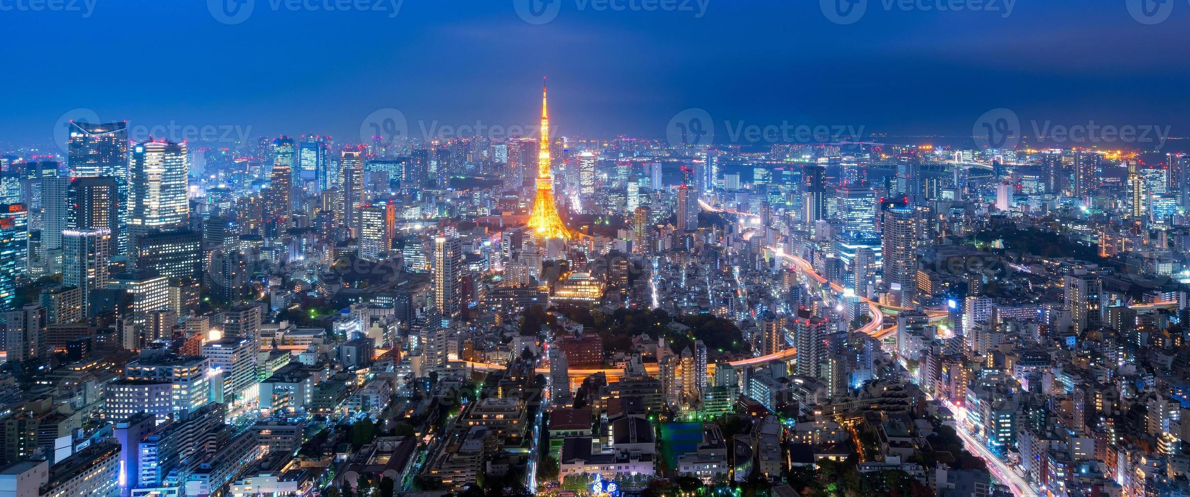 panoramisch uitzicht over de toren van tokyo en het stadsbeeld van tokyo vanaf de roppongi-heuvels 's nachts in tokyo, japan foto