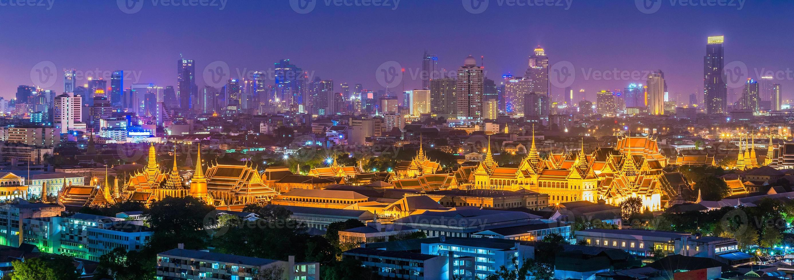 panoramamening van groots paleis en wat phra keaw of smaragdgroene boeddha-tempel met het gebouw van de binnenstad van bangkok op de achtergrond in bangkok, thailand foto