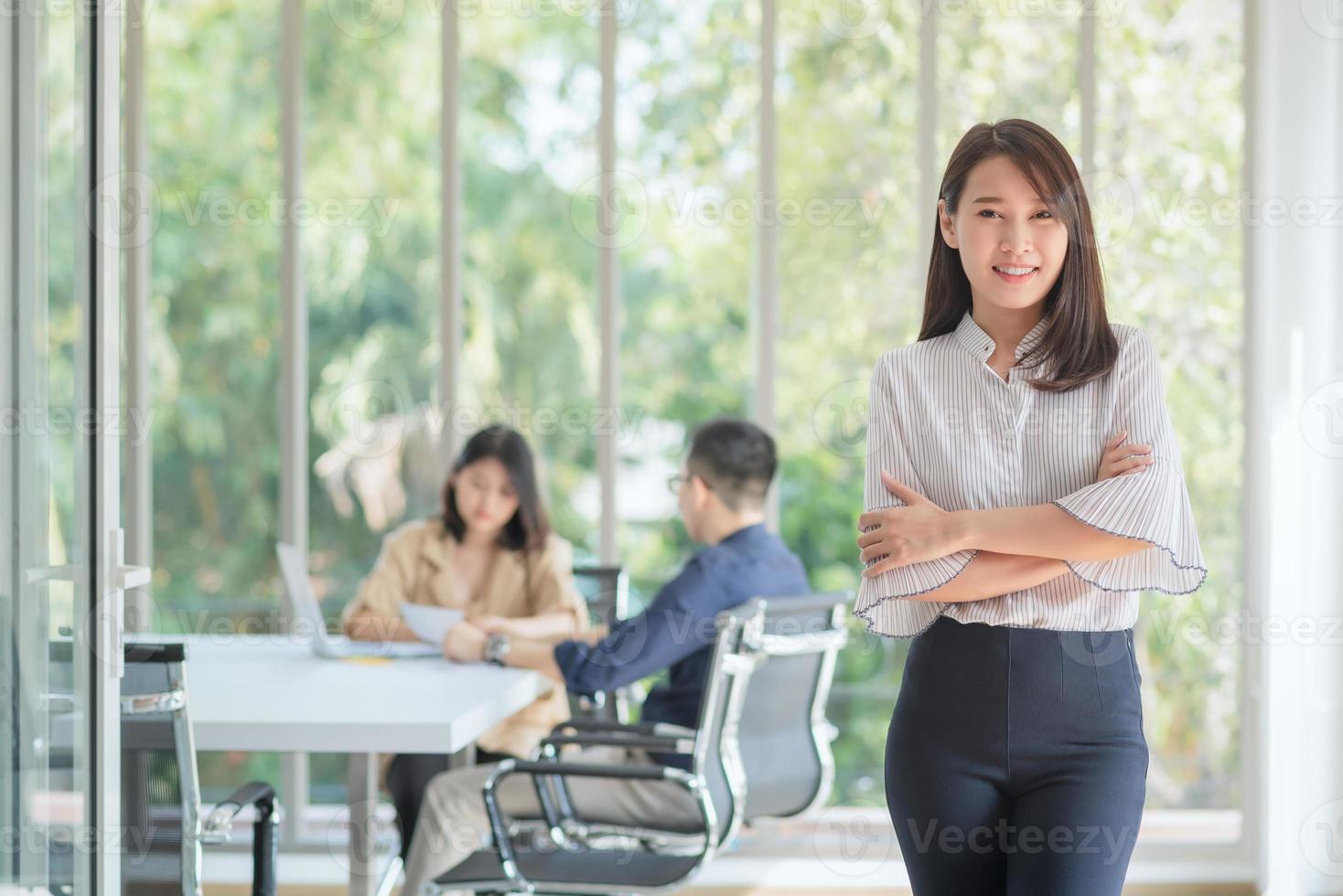 zakelijke werknemer geniet en werkt graag met een positieve instelling op het bedrijfskantoor. foto