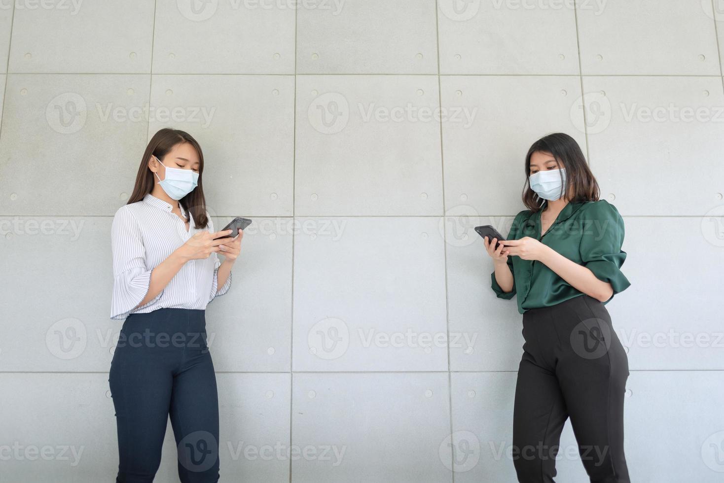 zakelijke werknemers die tijdens het werk op kantoor een masker dragen om de hygiëne te behouden, volgen het bedrijfsbeleid. preventief tijdens de periode van epidemie van coronavirus of covid19. foto