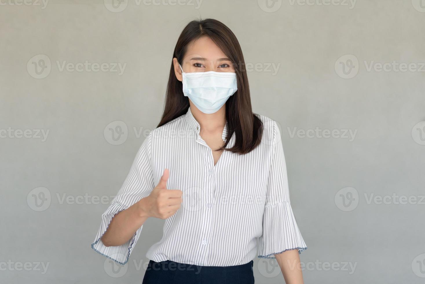 zakelijke werknemers die tijdens het werk op kantoor een masker dragen om de hygiëne te behouden, volgen het bedrijfsbeleid. preventief tijdens de periode van epidemie van coronavirus of covid19. foto