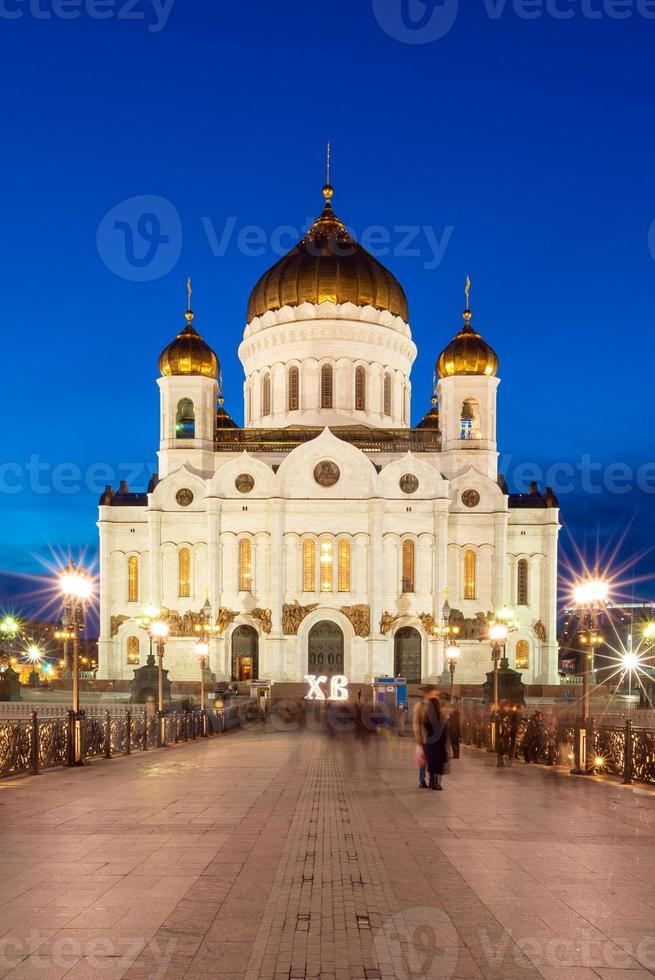 kathedraal van christus de verlosser in schemertijd in moskou, rusland. foto