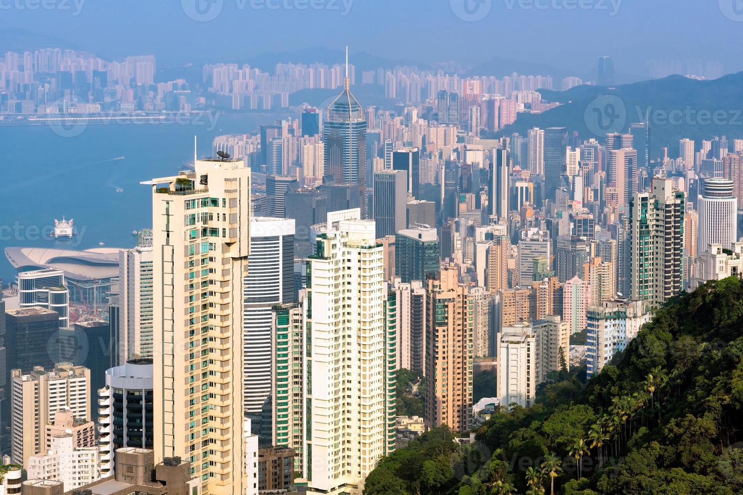 hong kong downtown het beroemde stadsgezicht uitzicht vanaf de victoria peak het beroemde gezichtspunt in hong kong. foto