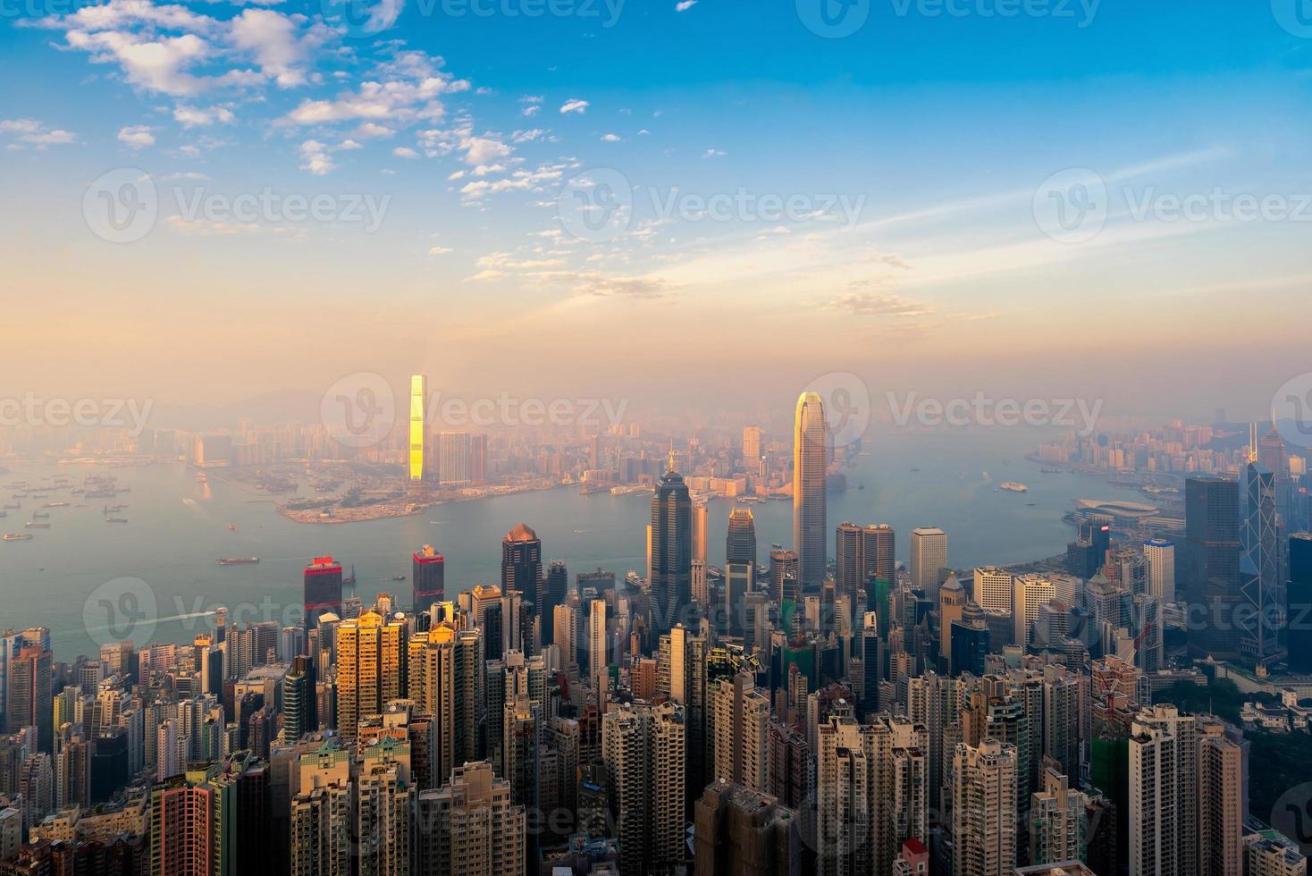 hong kong centrum het beroemde stadsbeeld uitzicht op de skyline van hong kong tijdens de schemering tijd uitzicht vanaf de victoria peak het beroemde gezichtspunt in hong kong. foto