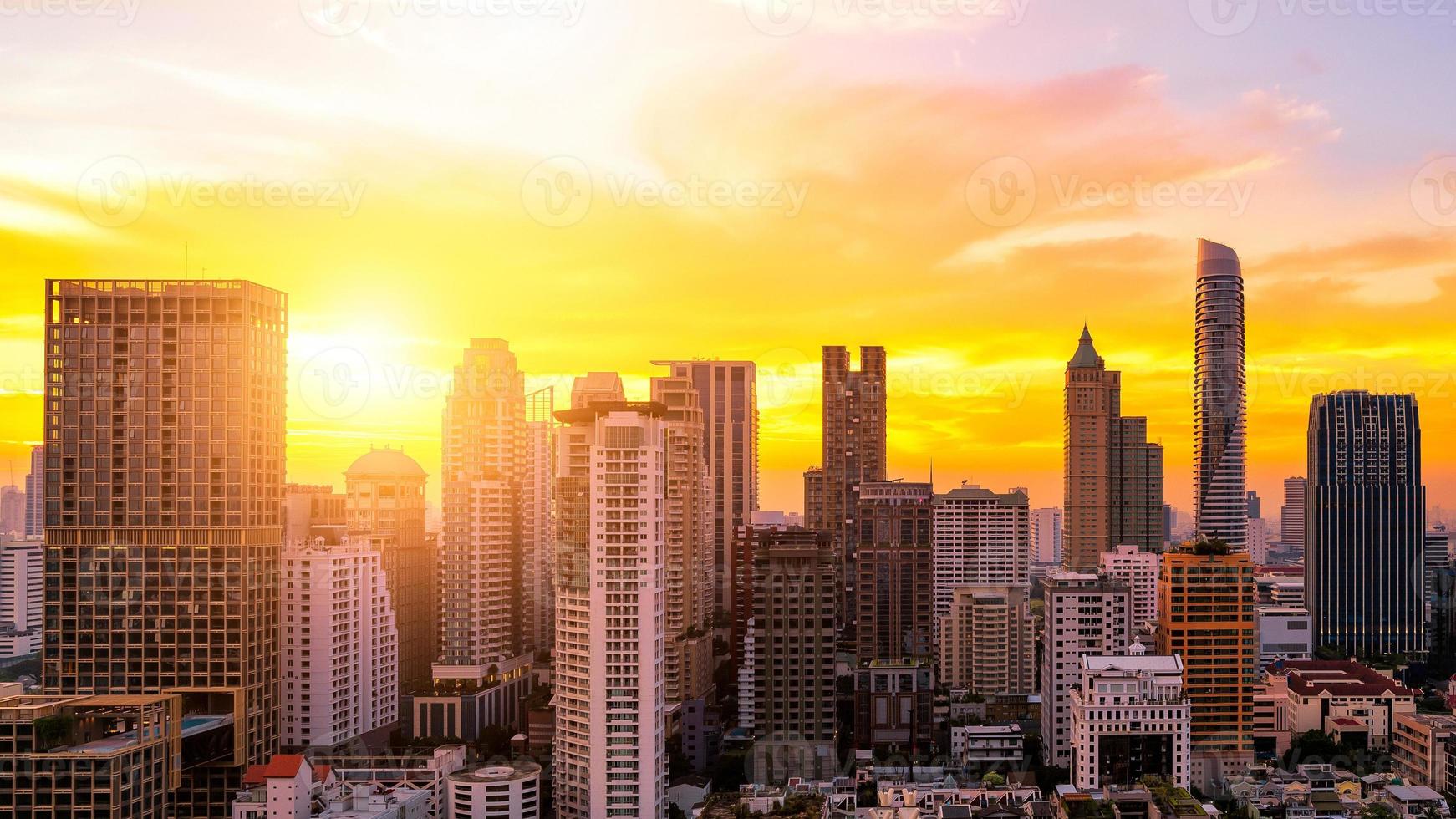 stedelijke condominium uitzicht op bangkok in business zone tijdens zonsondergang. bangkok is de hoofdstad van thailand en bangkok is ook de meest bevolkte stad van thailand. foto