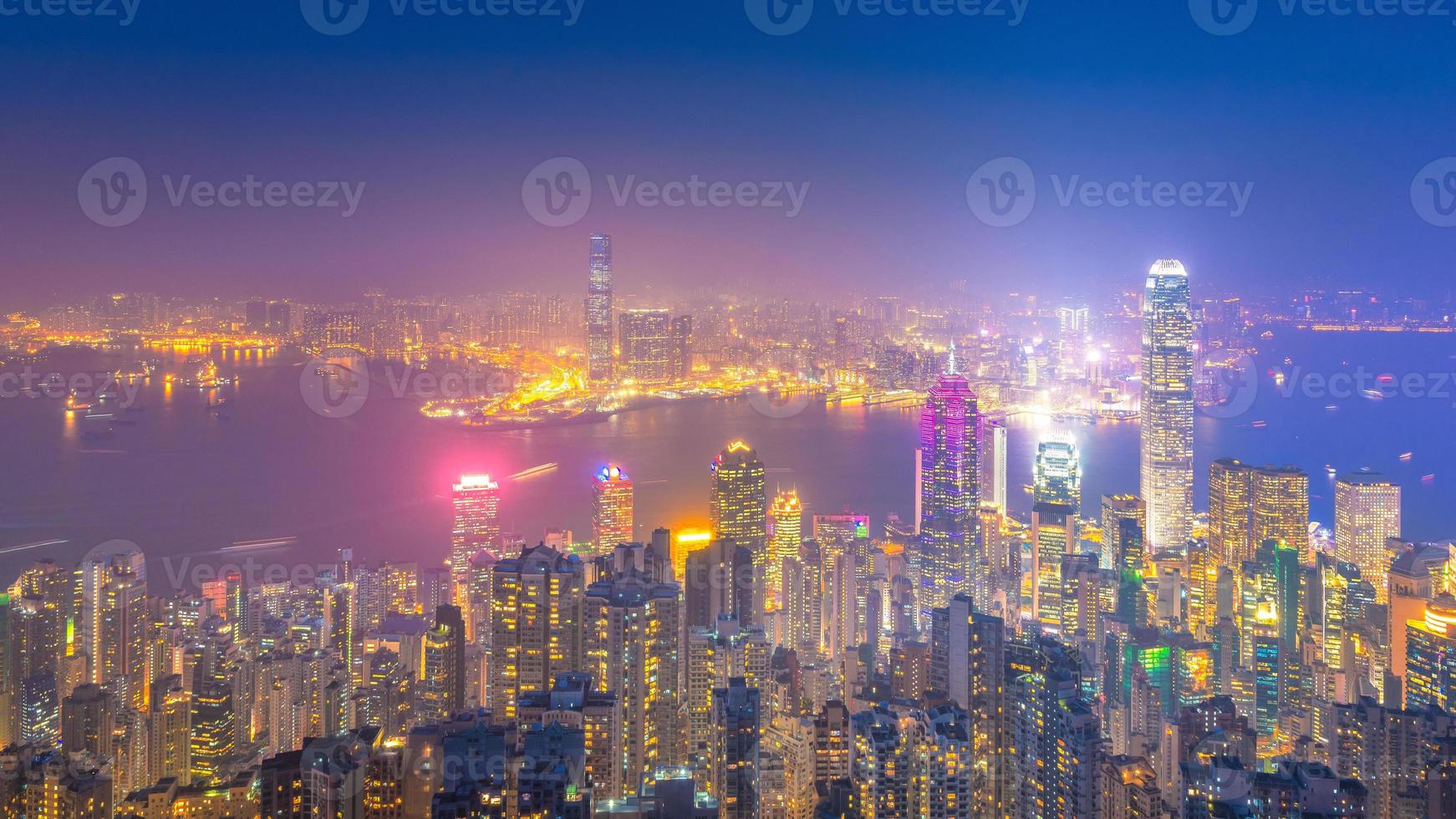 hong kong centrum het beroemde stadsbeeld uitzicht op de skyline van hong kong tijdens de schemering tijd uitzicht vanaf de victoria peak het beroemde gezichtspunt in hong kong. foto