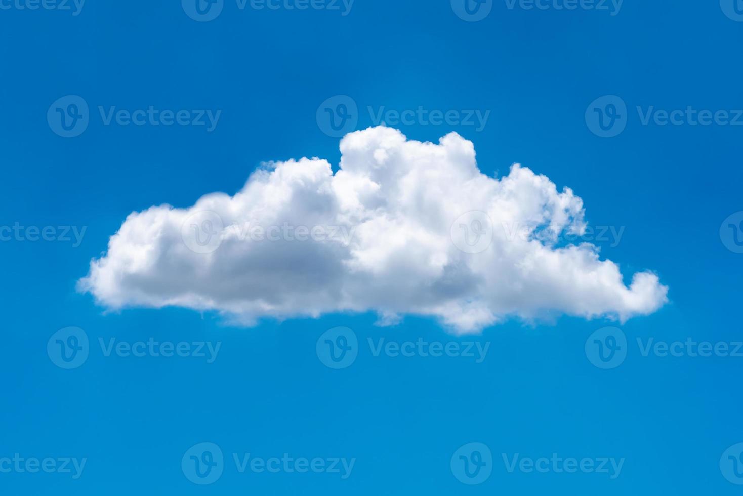 prachtige cloudscape van de natuur enkele witte wolk op blauwe hemelachtergrond overdag foto