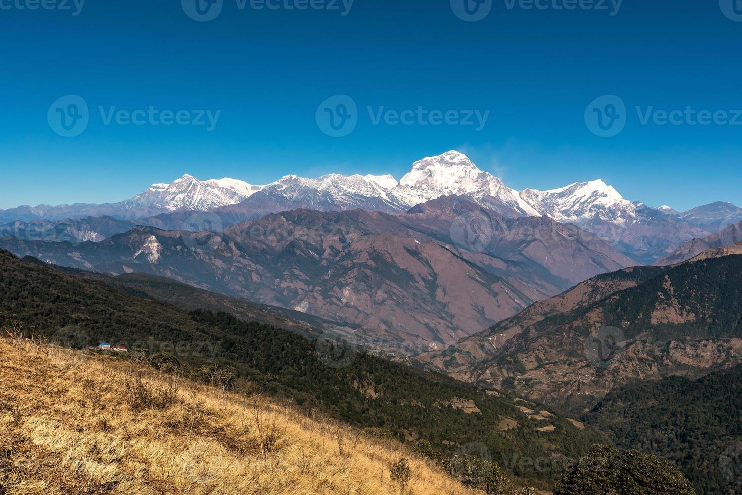 uitzicht op de natuur van de Himalaya-bergketen langs de Pooh Hill-trekkingroute in Nepal. foto
