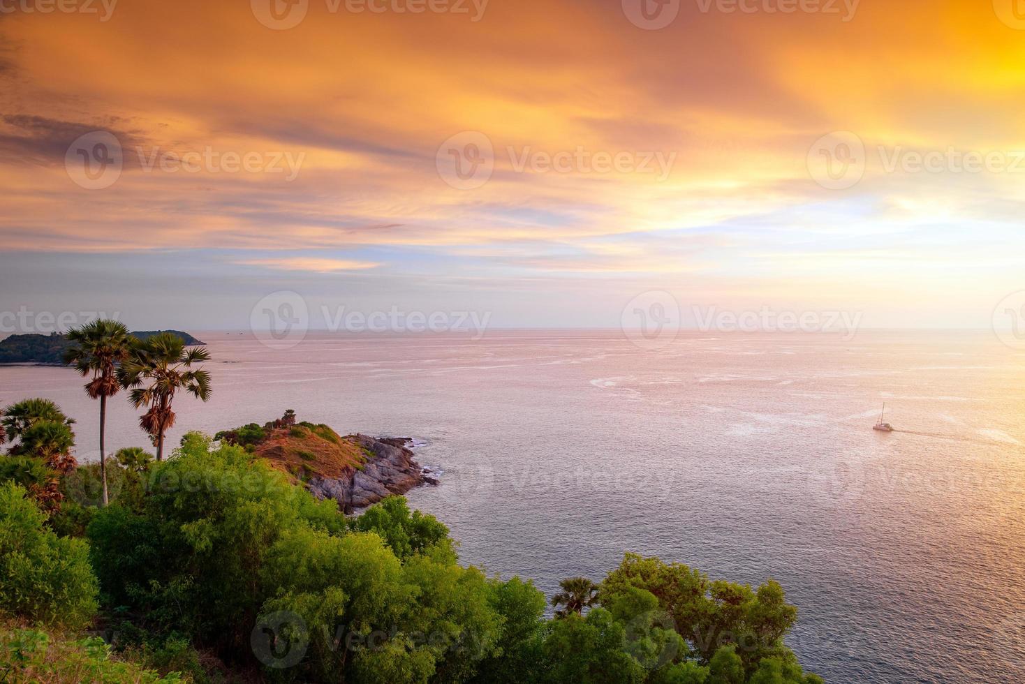 zonsondergangscène bij phromthep cape het beste uitzicht op de natuurzonsondergang in Phuket, Thailand foto