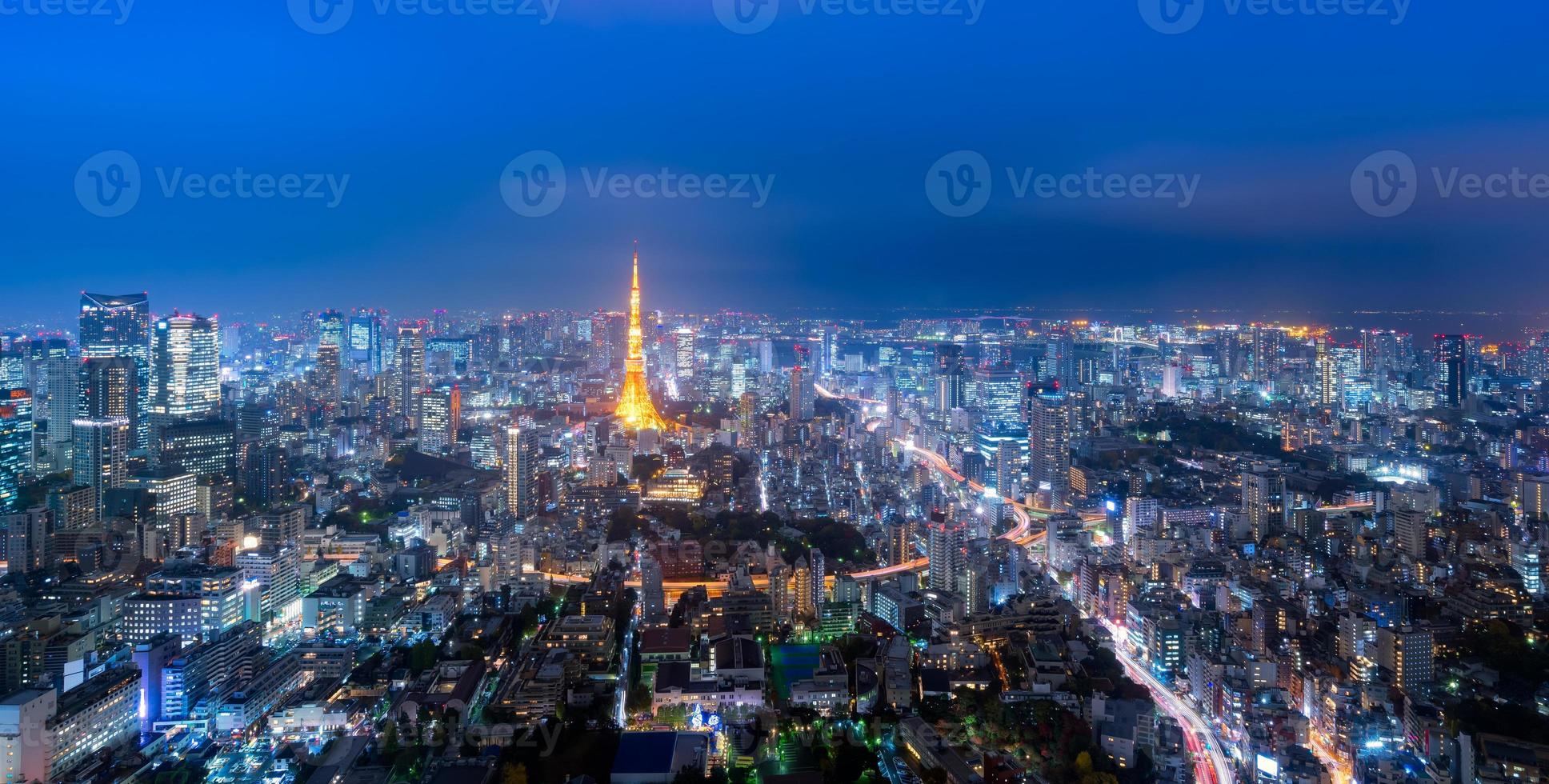 panoramisch uitzicht over de toren van tokyo en het stadsbeeld van tokyo vanaf de roppongi-heuvels 's nachts in tokyo, japan foto