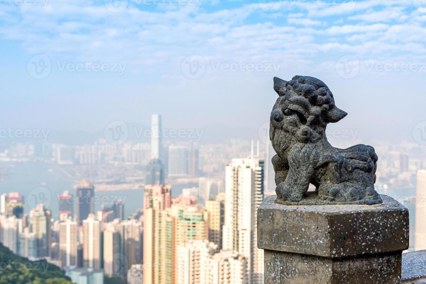 Chinees leeuwstandbeeld op Victoria Peak het beroemde gezichtspunt en de toeristische attractie in hong kong. foto