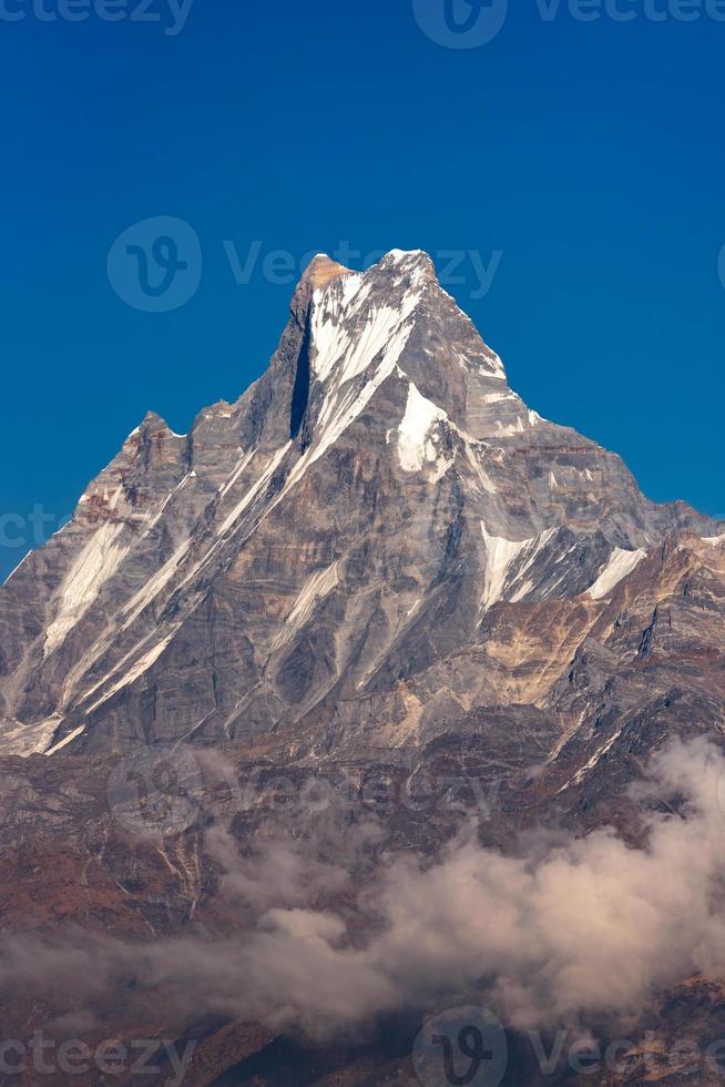 fishtail peak of machapuchare mountain met heldere blauwe hemelachtergrond in nepal. foto